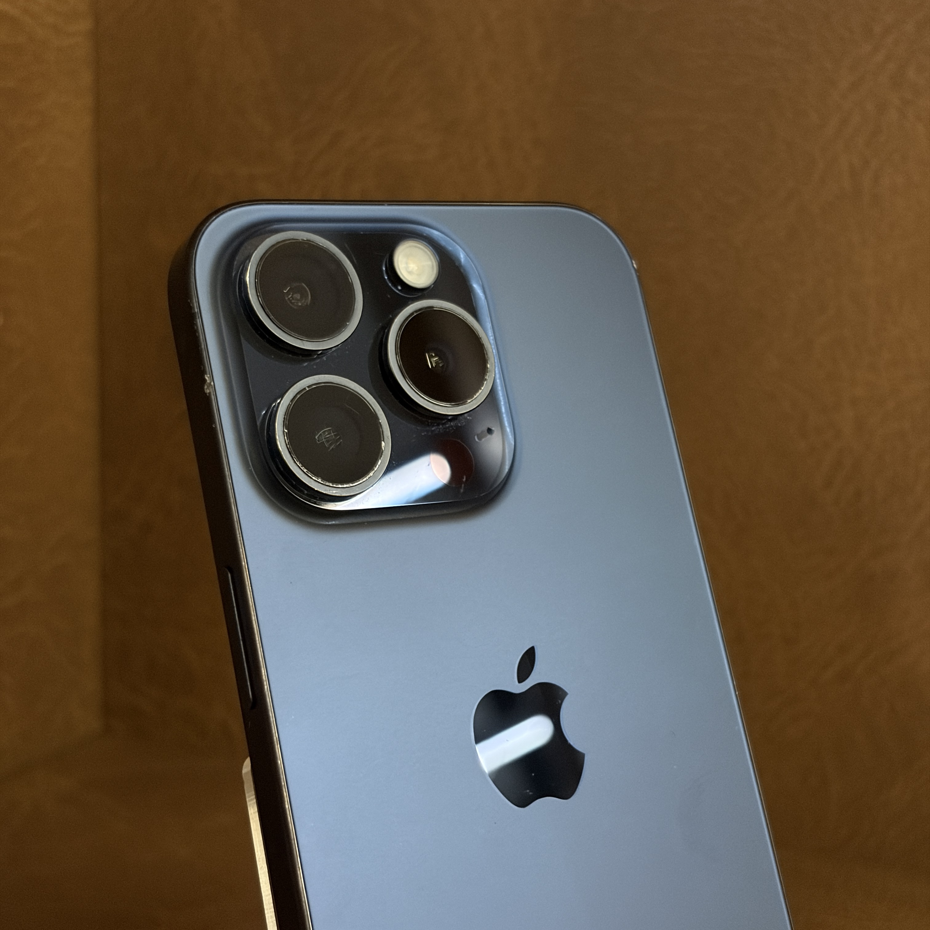 iPhone 15 Pro 256GB TITÂNIO AZUL (seminovo) – LS